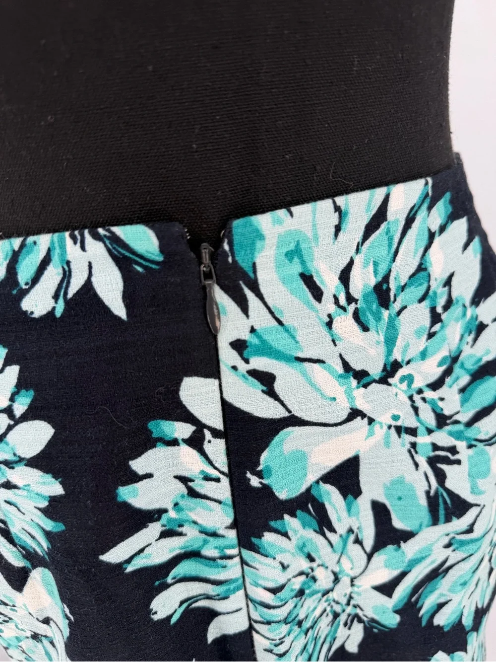 Ann Taylor Black Teal Floral Cotton Pencil Skirt Size 2 Knee Length Lined Office